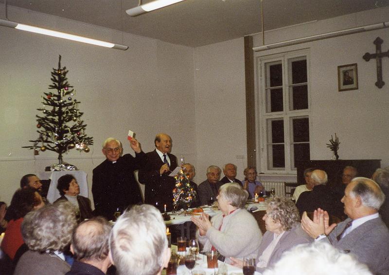 KKE 3287.jpg - Spotkanie opłatkowe TMWiP u księdza infułata Juliana Żołnierkiewicza, Olsztyn, 2003 r.